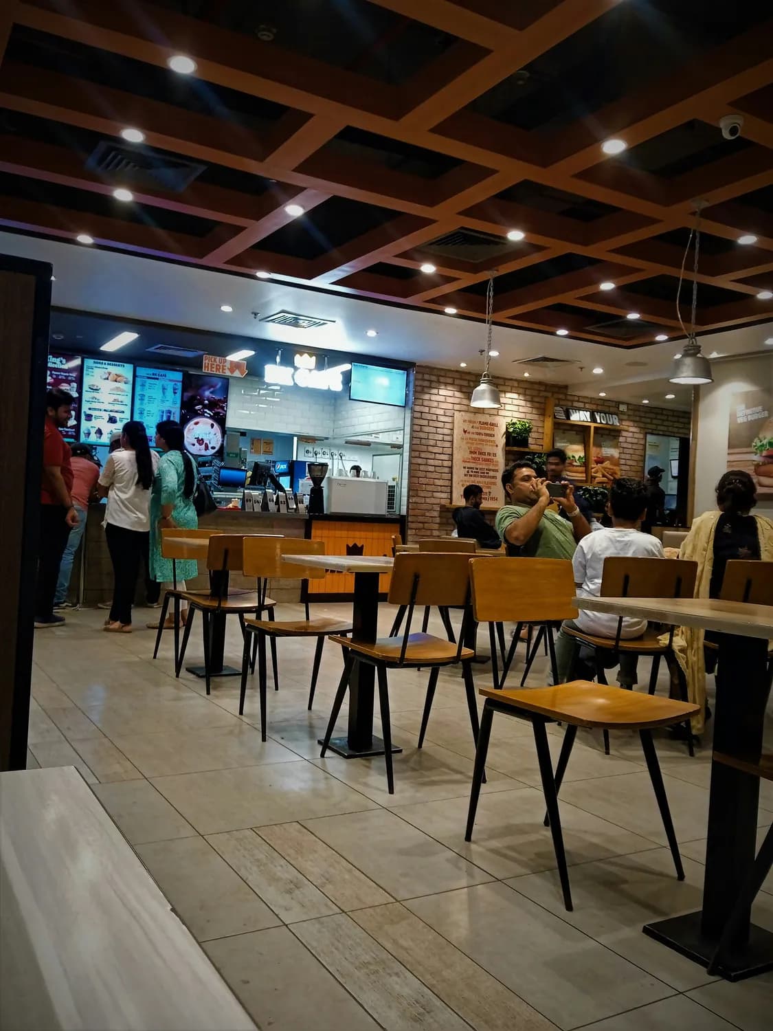 夫妻店的商业崛起：从街边小店到上市公司的进阶之路