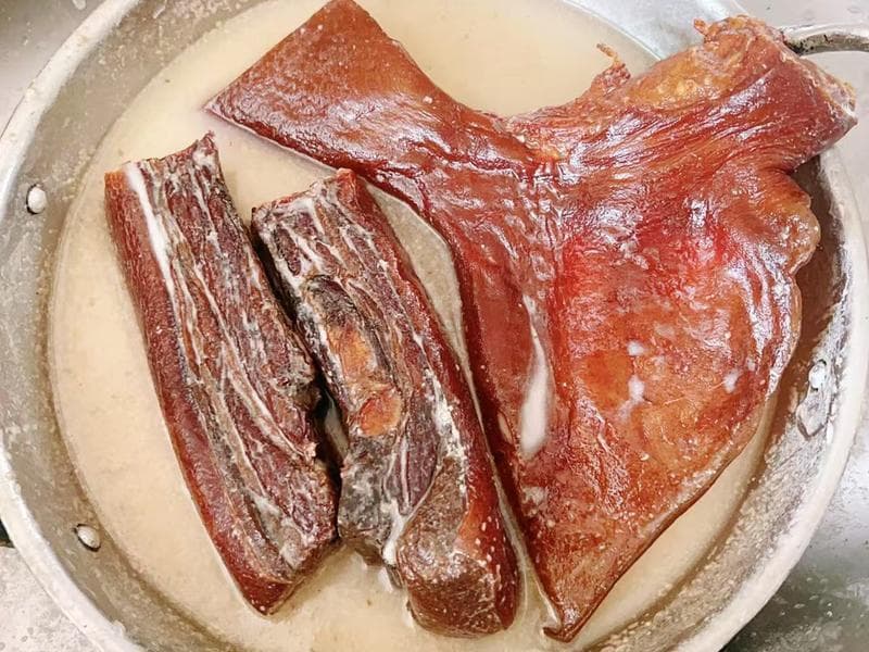 腊肉笋焖饭详细教程：图文并茂的美味家常菜制作指南