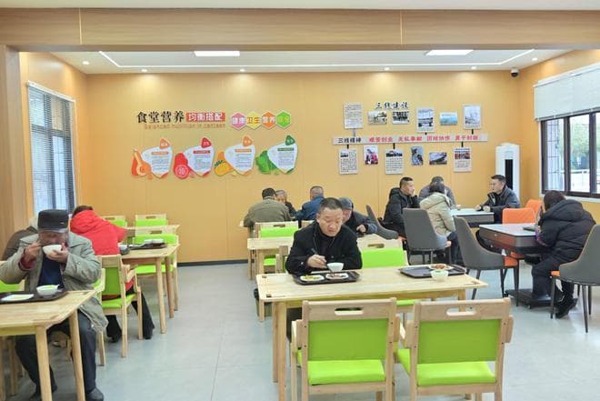 清镇：关注老人需求 打造老年助餐食堂