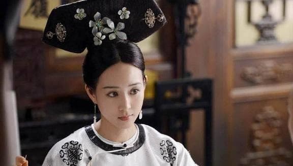 她是雍正的家奴，因为认识了“甄嬛”活到97岁，死后成为众妃之首