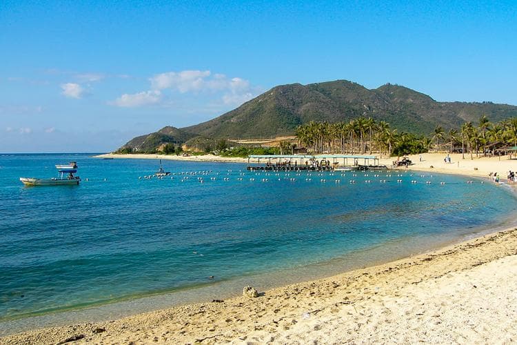 去三亚旅游要带什么？十大三亚旅游必备物品清单