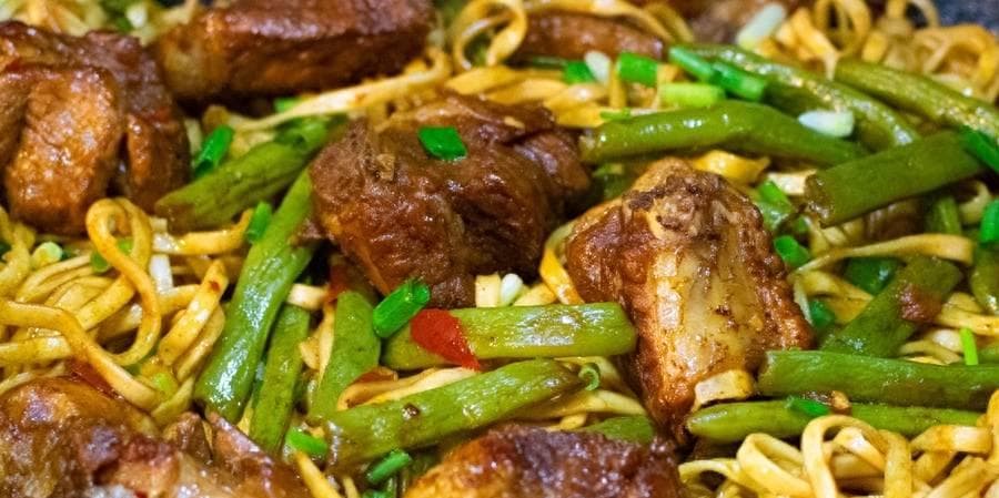 美食的极致体验！排骨豆角焖面，口感丰富，让你回味无穷！