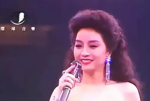 春晚首秀34年，徐小凤用歌声诠释“勇敢的中国人”