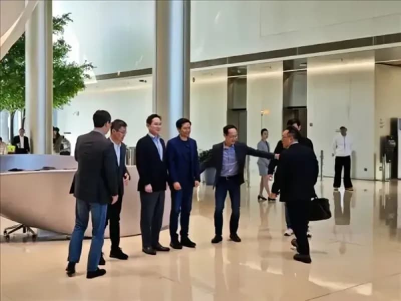 三星李在镕登门拜访雷军，两人谈笑风生