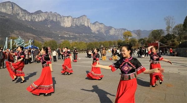 湖北恩施：机器人与非遗共舞 中外游客共庆新春