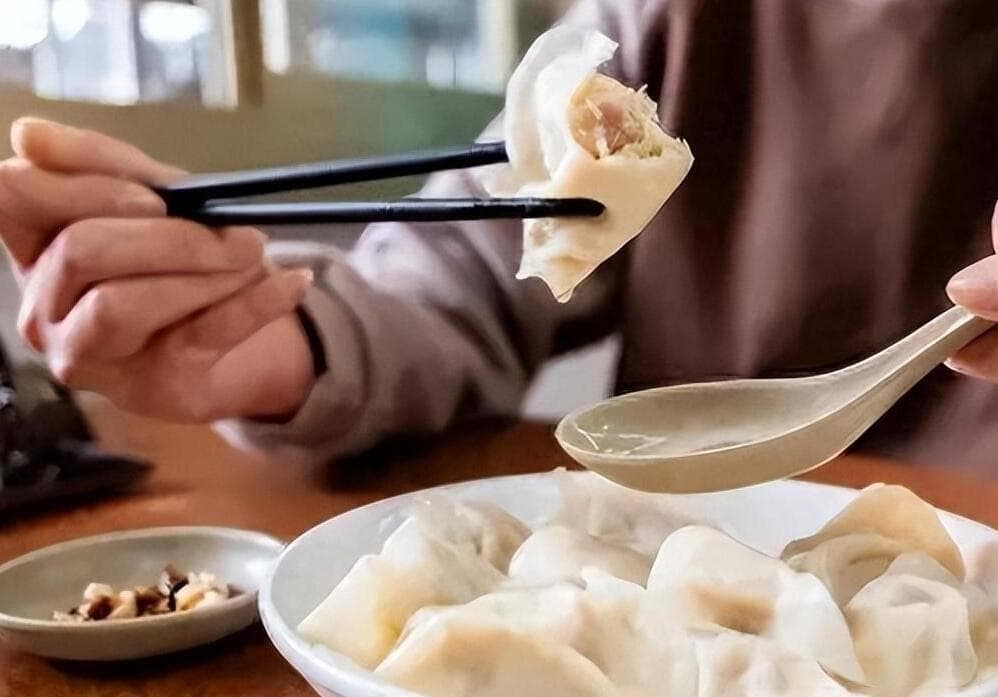 饺子皮不粘不裂的秘密：是科技与狠活还是常见调料？