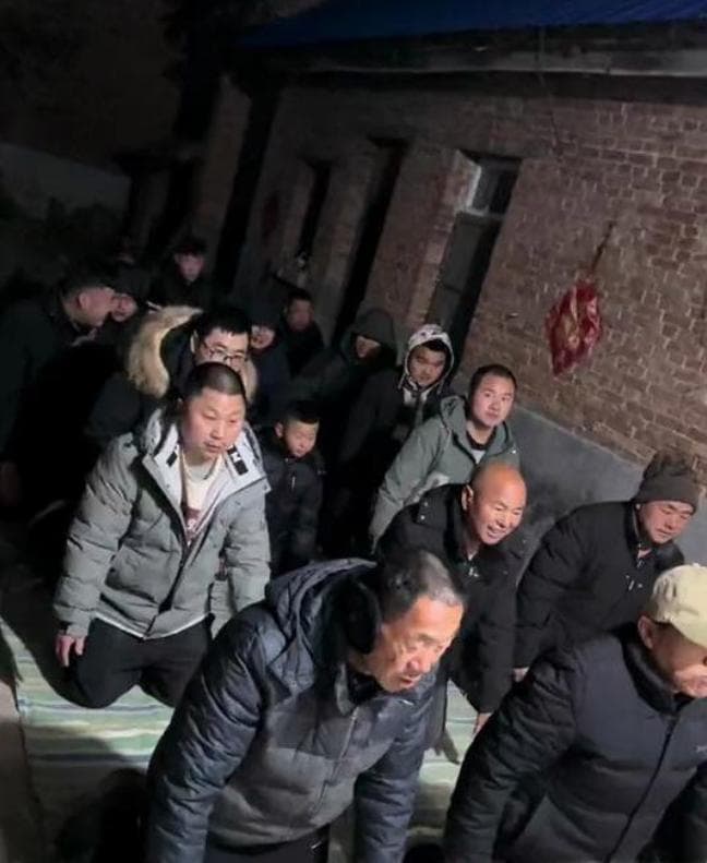 山东人过年最高礼仪登场 硬核拜年引热议