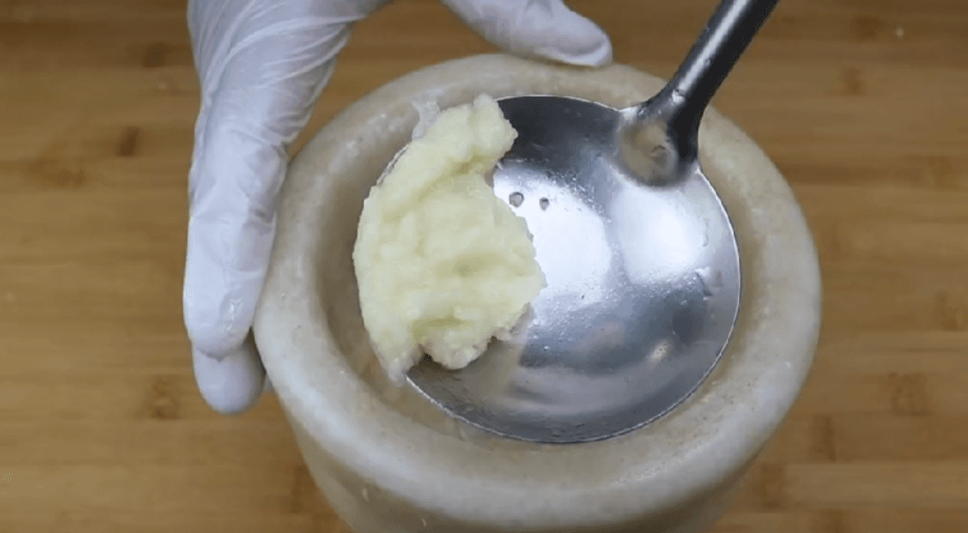 蒜水怎么做的三种做法 蒜臼子倒、刀剁、料理机打到底哪个做法更好呢？