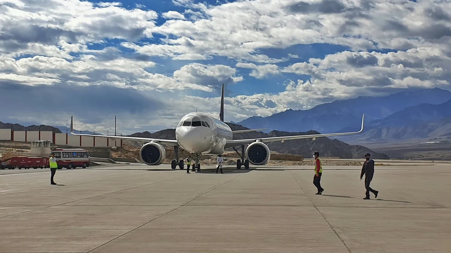 C919高原型挑战米林机场：国产大飞机的高海拔突破