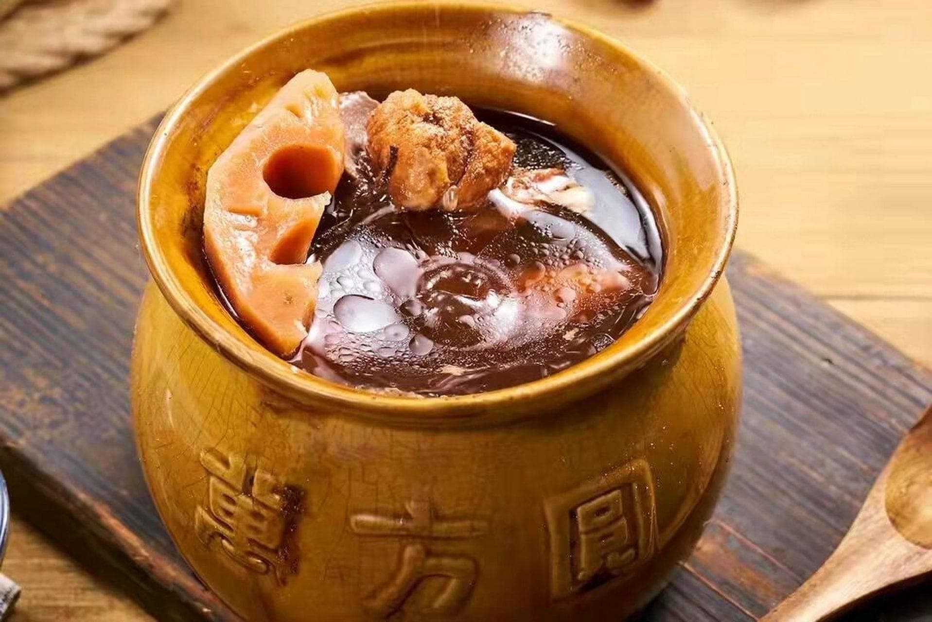 探寻江西瓦罐汤：品味瓦罐中炖煮的温暖与鲜香