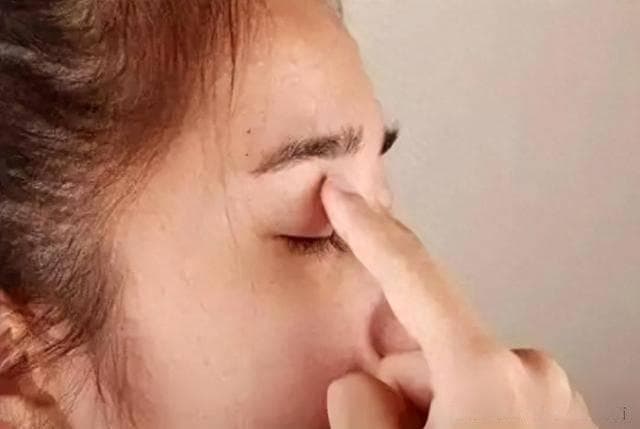 眼皮跳的真相：别慌！你的眼睛在“闹情绪”