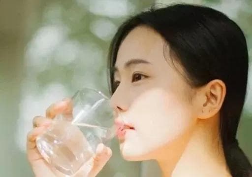 每日饮水量标准，怎样喝水更健康