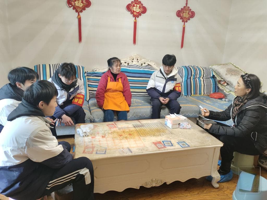 自贡高新区丹桂街道：“爱心团”行动温暖独居老人