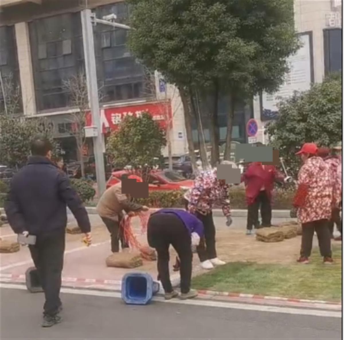 湖南衡阳一小区水泥地铺草坪？官方：系酒店开业临时布置