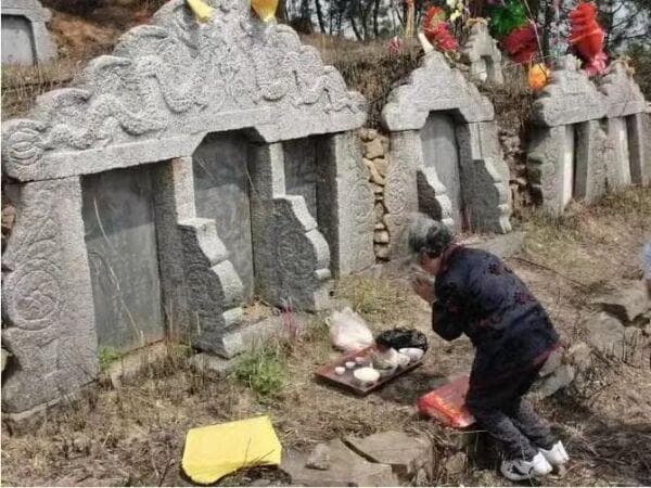 “坟前不祭三果，祭后不去二地”：解读中国传统祭祖禁忌