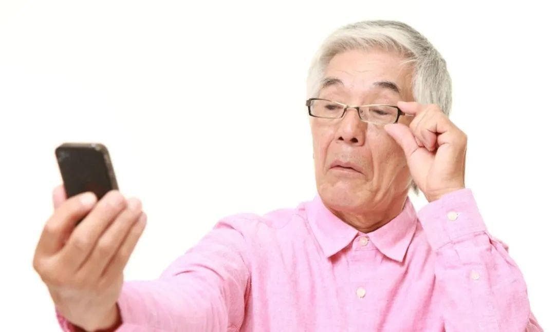 路边买的老花镜，能擦亮父母的“视界”吗？