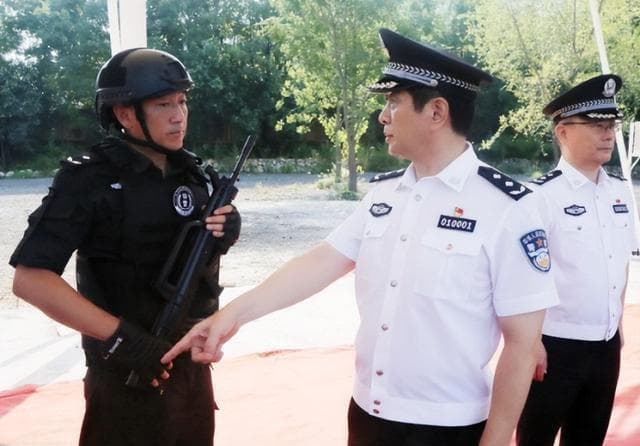 一个地级市，有多少穿白衬衫的警察