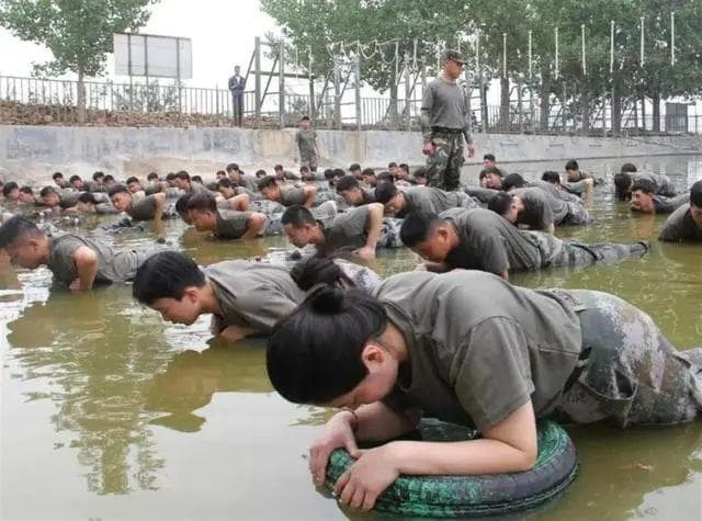 入职搞魔鬼式军训，模糊了员工“服从”的边界
