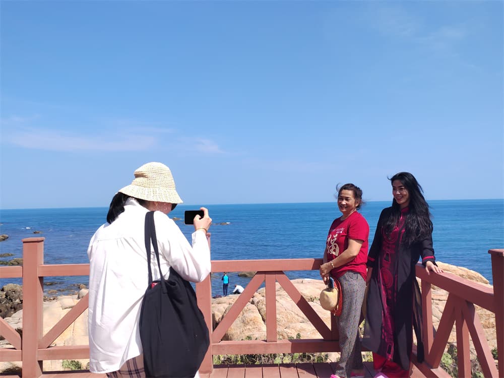 海南昌江棋子湾春节假期人气火爆，游客尽享暖冬景观