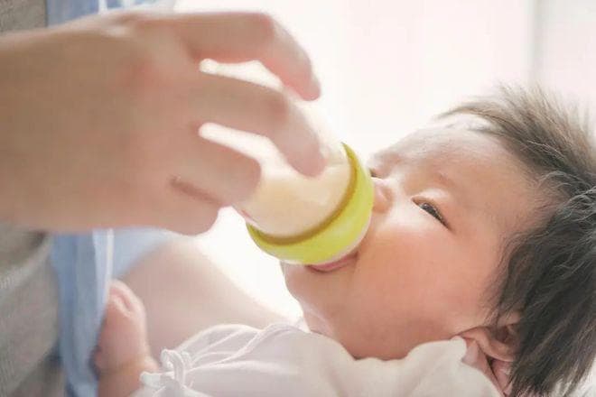 宝宝不吸母乳只认奶瓶？这些方法助你轻松应对！