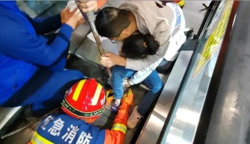 警惕！自动扶梯会“咬人”，这些危险动作千万注意