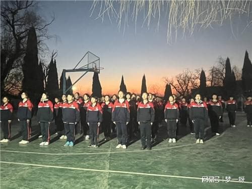 如何应对孩子常常玩游戏到半夜的问题？