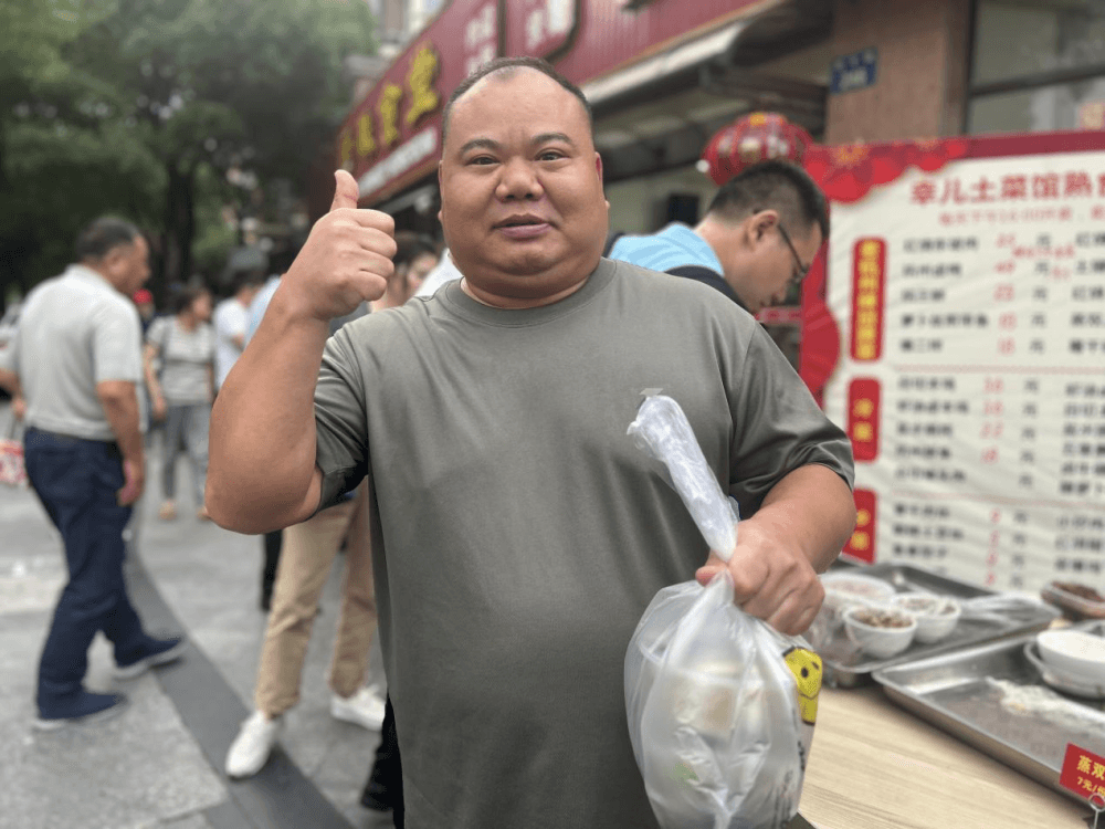 一道道不满十元的地道杭味“家烧菜”，让这里的居民享受方便也饱了口福