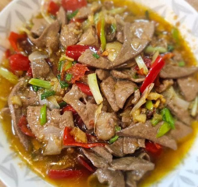 爆炒猪肝：肝嫩味鲜，香辣可口的佳肴！
