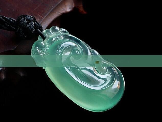 玉上雕刻佛像与蝙蝠的深层寓意及文化背景解析