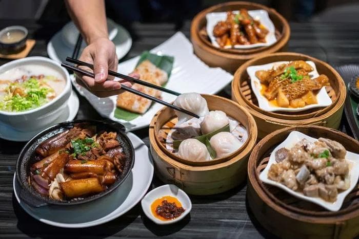 传统早茶遇竞技摔跤，广东酒楼创新引热议