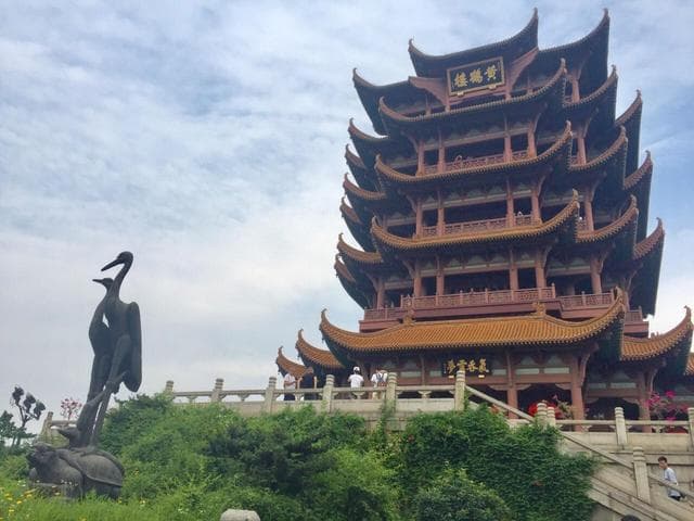 黄鹤楼前《黄鹤归来》：一尊铜雕背后的神话与祝福