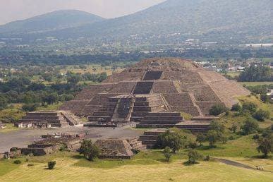 从古代到中世纪的中美洲建筑：金字塔、球场与“假拱”的奇幻冒险