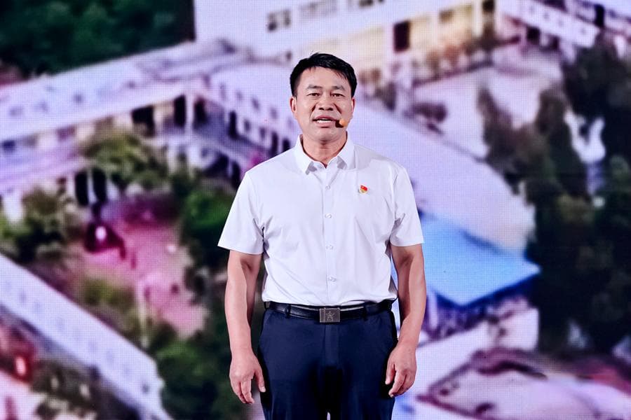 张玉滚：接过一副扁担，挑起“山里娃”走出大山的希望