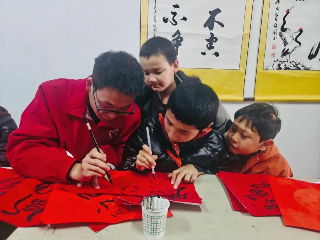 西部计划志愿者走进社区开展迎春写福活动