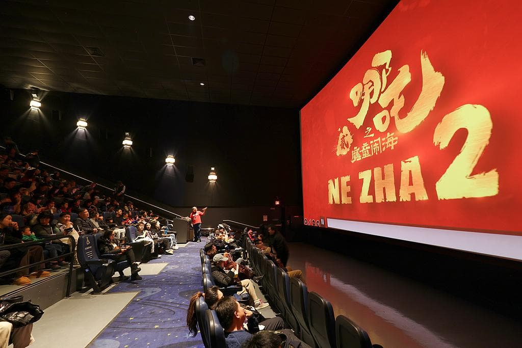 《哪吒2》海外票房破纪录，《黑神话：悟空》全球热卖：中国文创产业的双子星