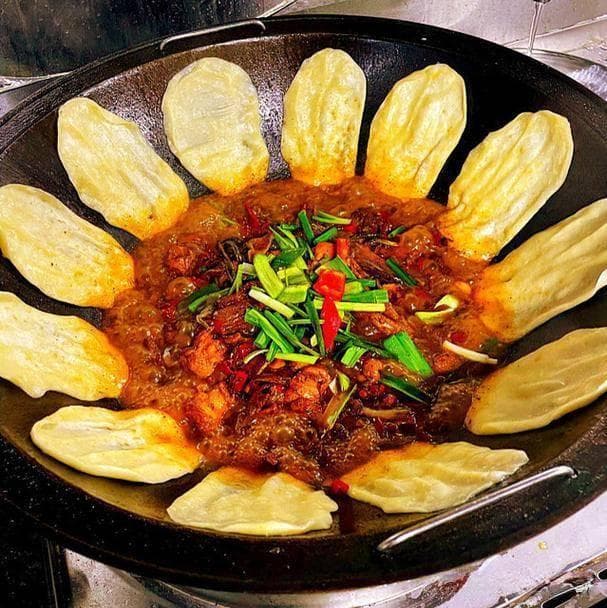 徐州地锅鸡：一锅炖出的美味传奇