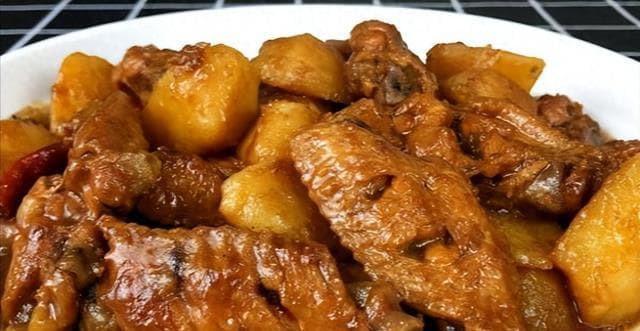 鸡翅炖土豆，是一道经典的家常美食，做法简单，营养美味