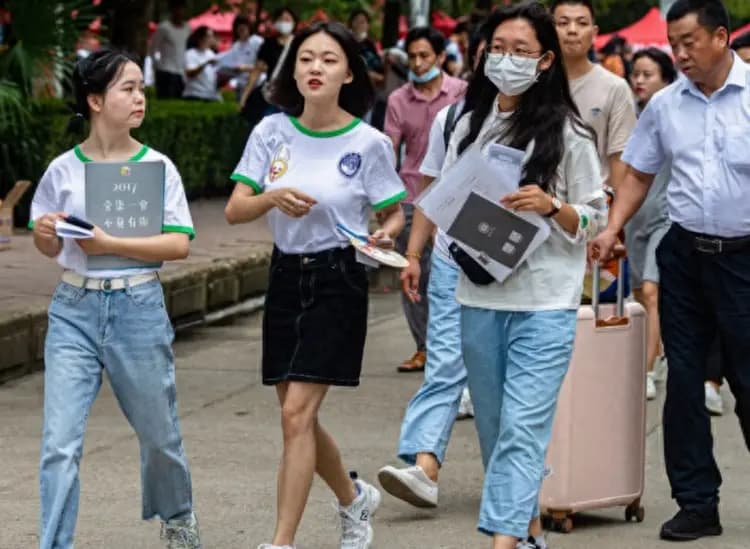 国防科技大“迎新”赢麻了，清北溃不成军，网友调侃：偷感太重！