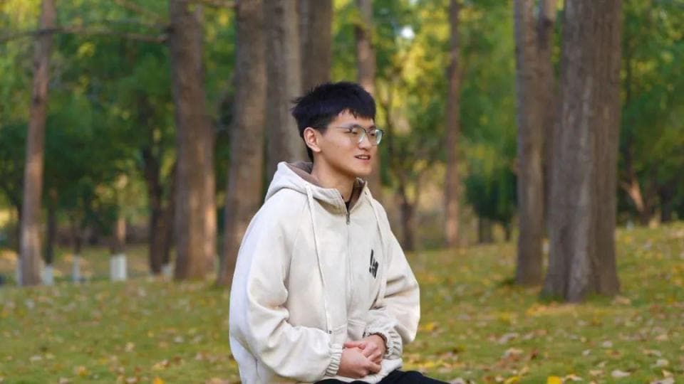 父母聋哑，于无声家庭中成长，这位河南大学生如今直博清华！