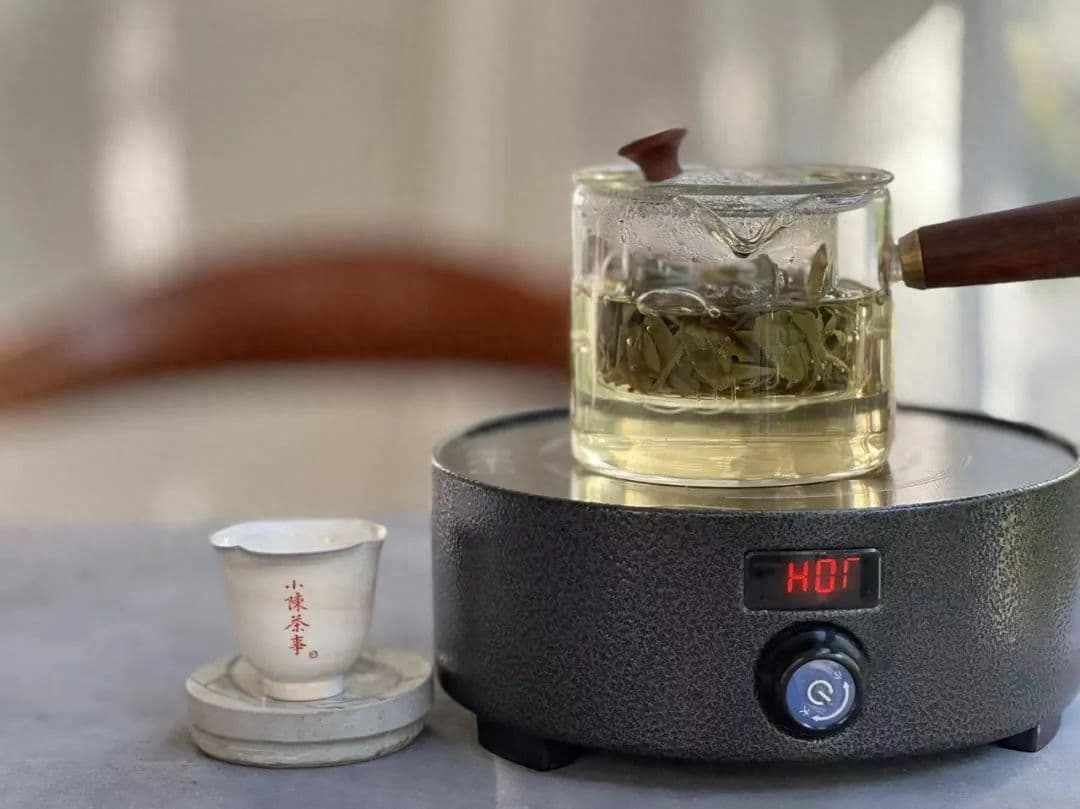 白茶适合啥季节喝？春夏喝新茶，秋冬煮老茶合理吗？