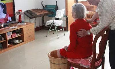 天冷泡脚，直到把脚泡红才能养生？可老人也应该这么做吗？