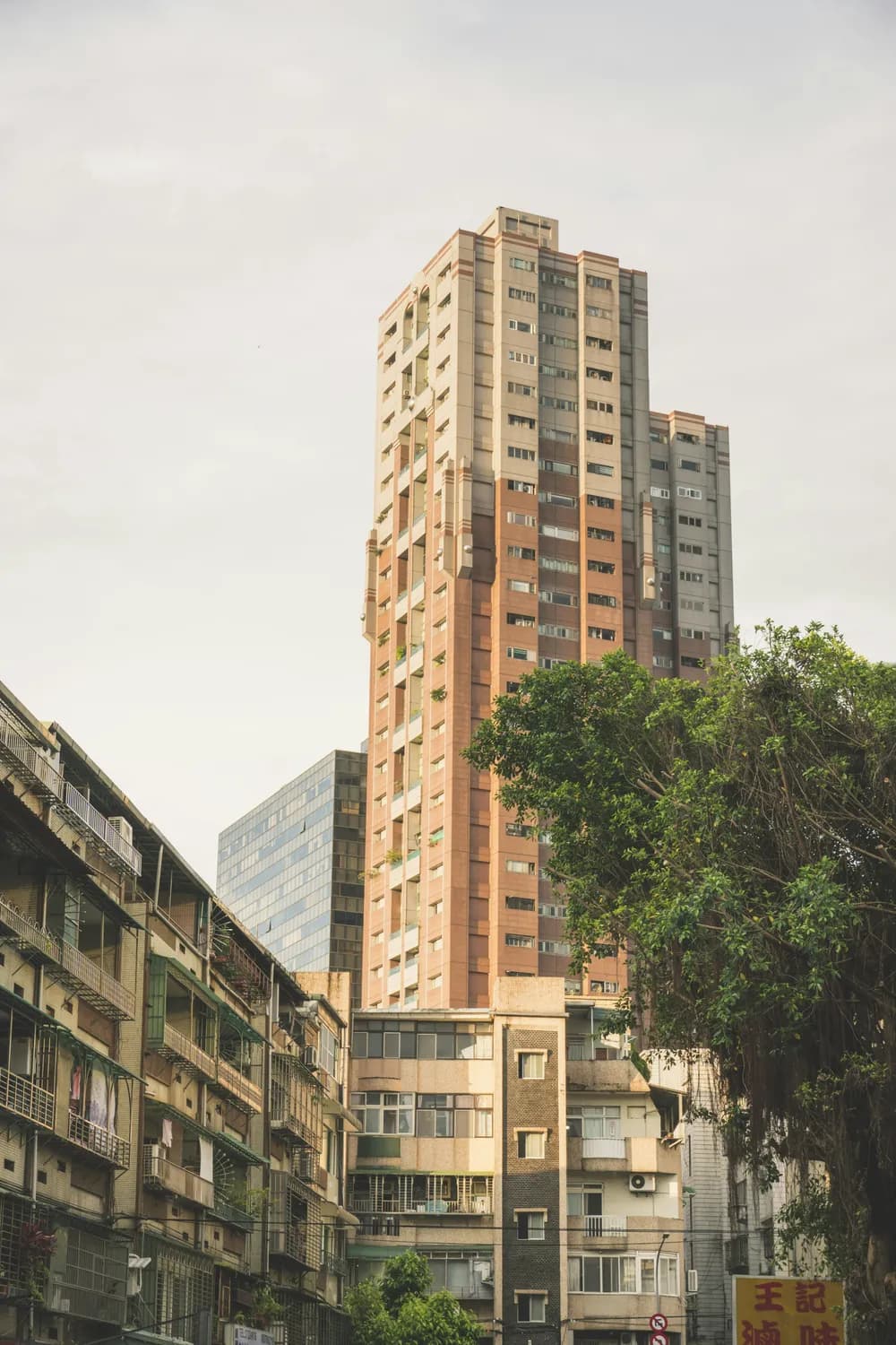 港元逼近人民币1:1，金融市场咋反应？