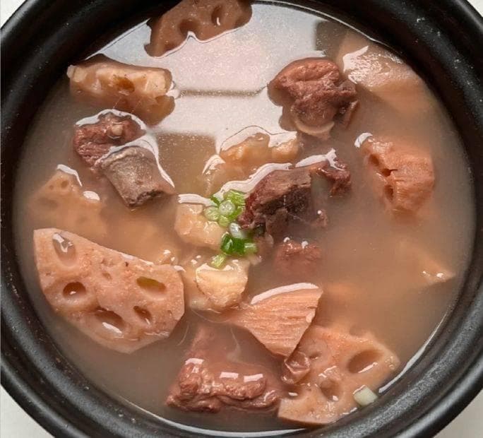 经典家常美味：莲藕排骨汤的制作秘籍
