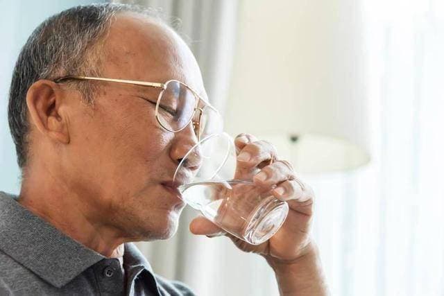 喝水也能治病？这2种常见疾病，平时多喝些水就消失了！