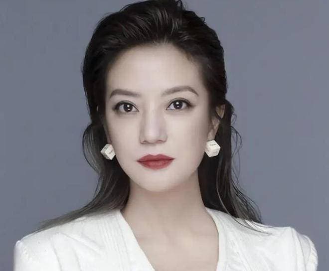 47岁赵薇：从"中国巨星"到"查无此人"，终于落到如今下场