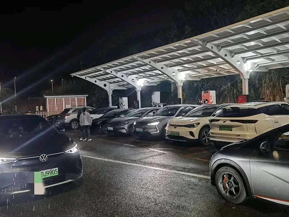 国庆自驾归来聊选车：燃油车和新能源该如何选
