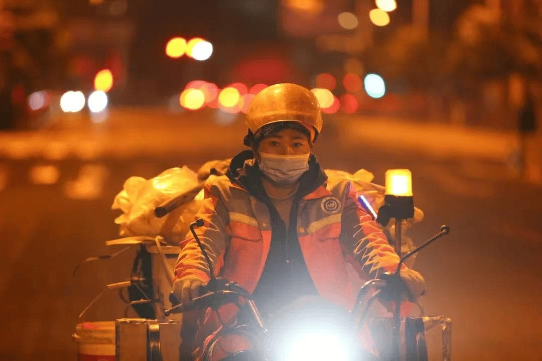 尊重环卫工人的劳动成果 城市文明从你我开始
