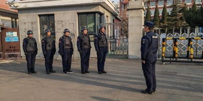 加强反恐防暴演练 筑牢校园安全防线——济南舜耕中学开展保安培训与反恐演练