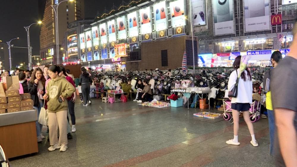 南宁街头现大量非法"刮刮乐"，一元一张暗藏风险
