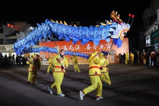 屯溪区花样民俗闹元宵  老外舞起徽州鱼灯